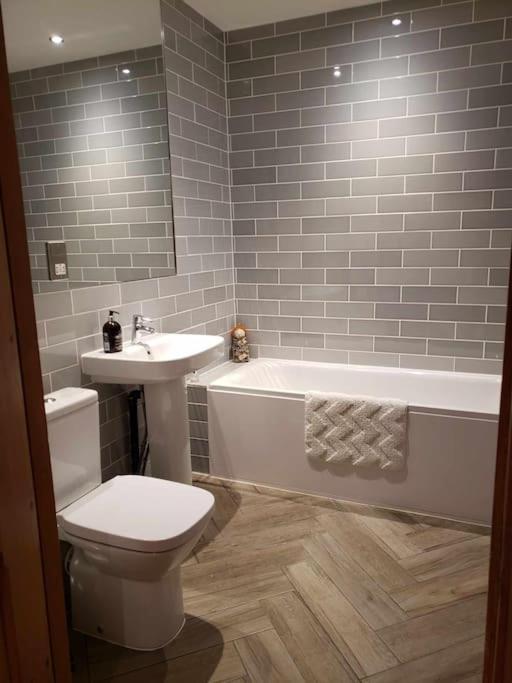 3 Bedroom 3 Bathroom Ground Floor Condo With Veranda ريغيت المظهر الخارجي الصورة