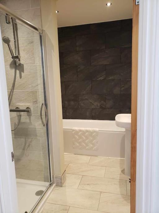 3 Bedroom 3 Bathroom Ground Floor Condo With Veranda ريغيت المظهر الخارجي الصورة